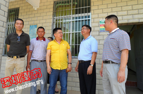 黄榕城会长带队走访连平县崧岭学校