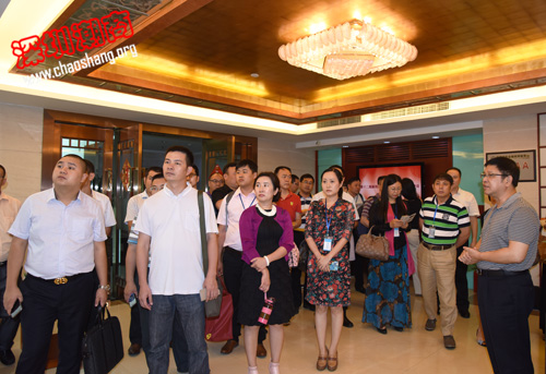 我会领导向深圳社会阶层代表人士分享办会经验