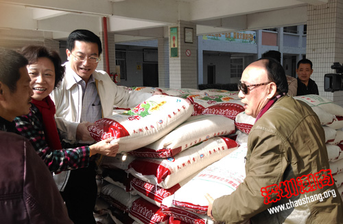 吴开松等商会领导开展送温暖活动