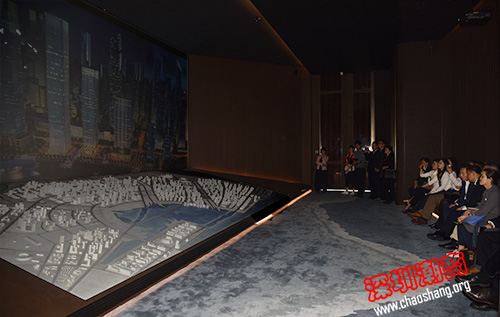 我会领导陪同参加深圳第七次潮商大会的嘉宾参观前海金融中心项目